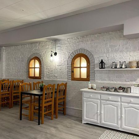 Hostal Restaurante Avenida De Madrid Terrassa Eksteriør bilde