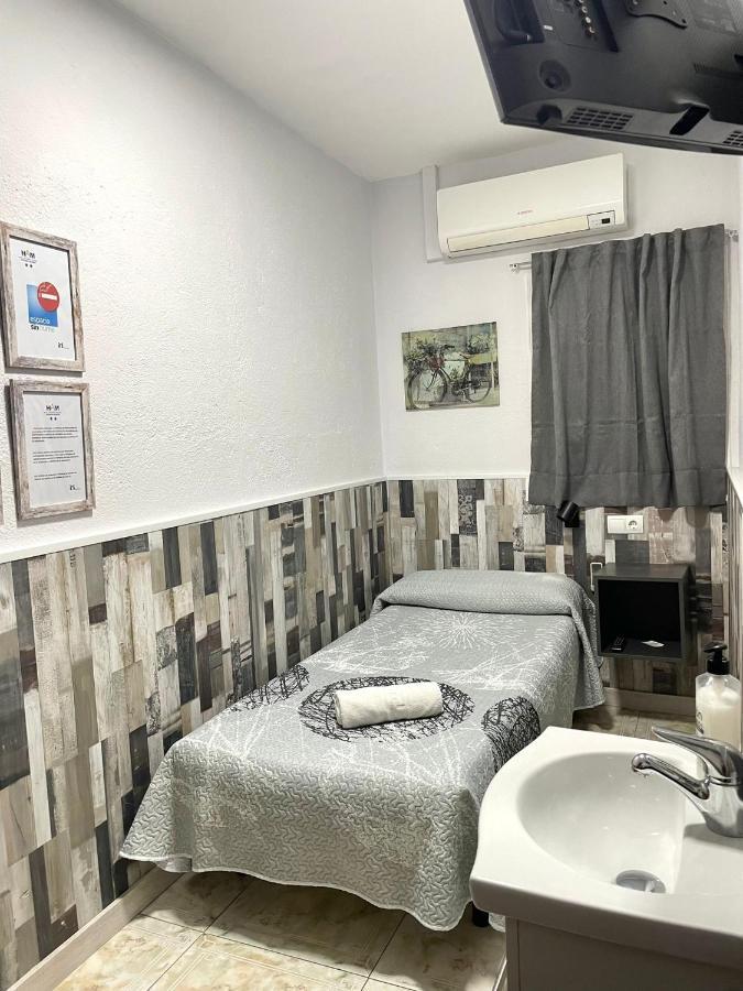 Hostal Restaurante Avenida De Madrid Terrassa Eksteriør bilde