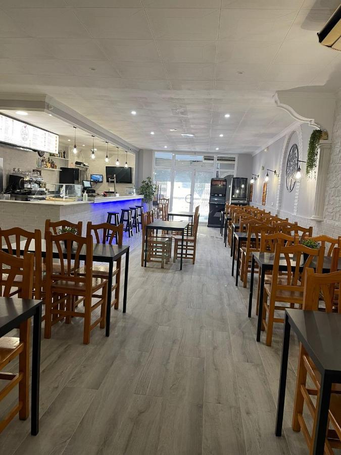 Hostal Restaurante Avenida De Madrid Terrassa Eksteriør bilde