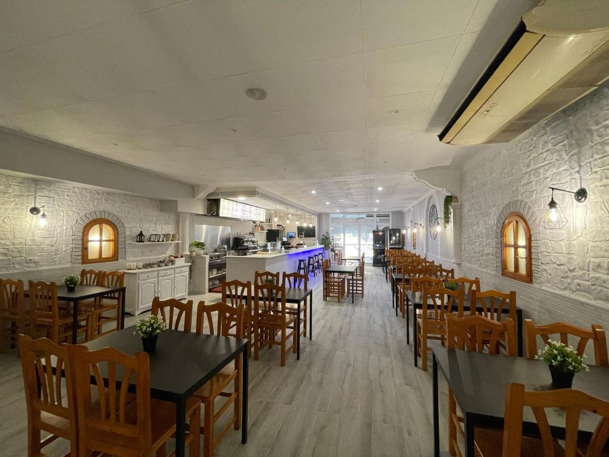 Hostal Restaurante Avenida De Madrid Terrassa Eksteriør bilde