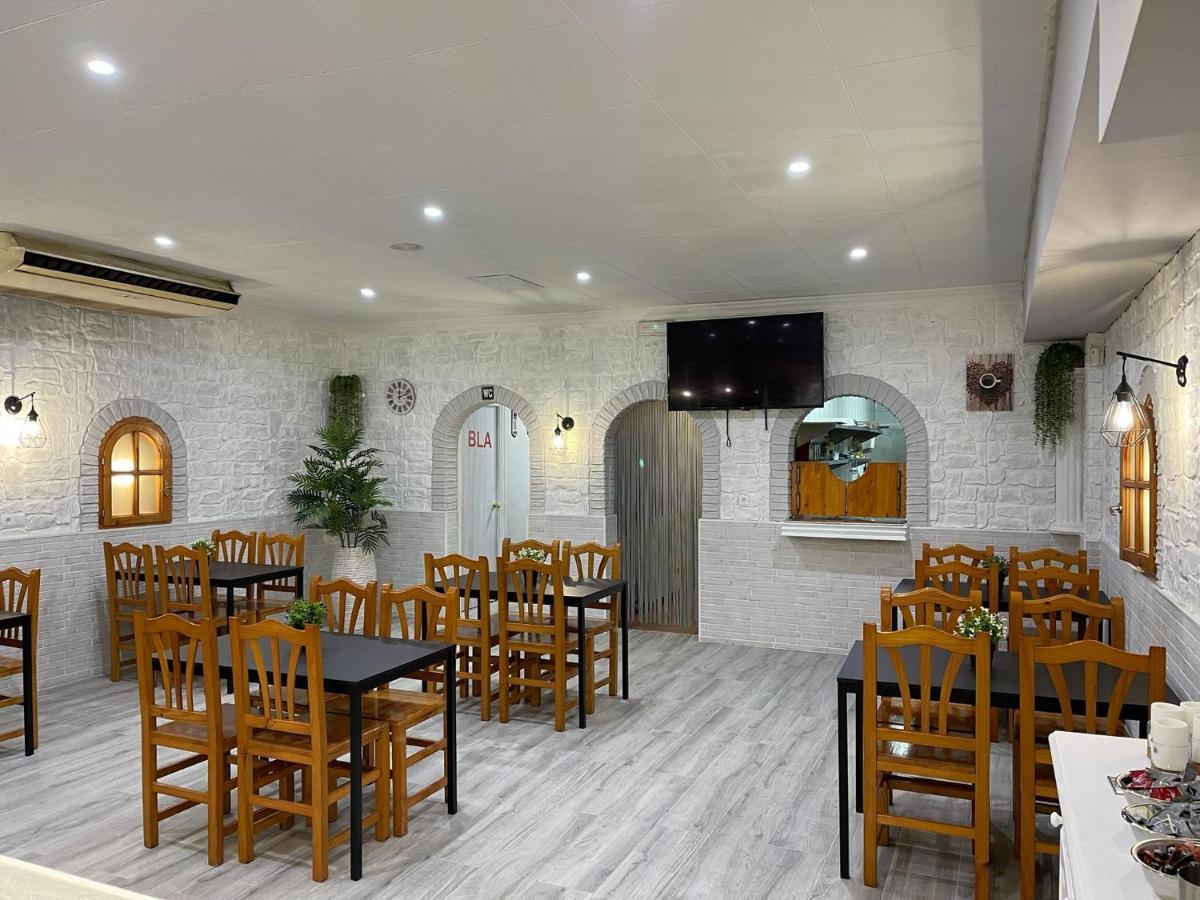 Hostal Restaurante Avenida De Madrid Terrassa Eksteriør bilde