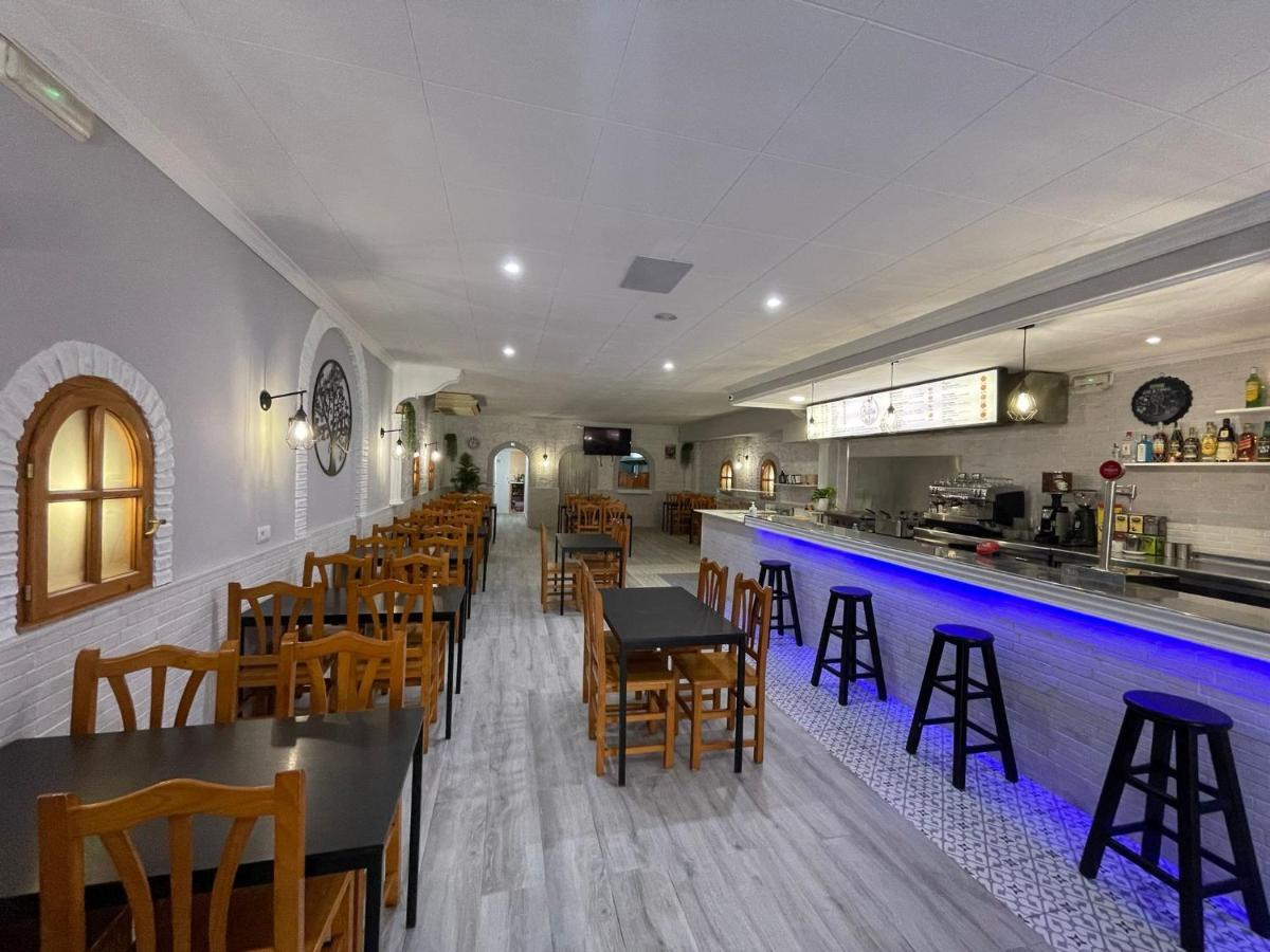 Hostal Restaurante Avenida De Madrid Terrassa Eksteriør bilde