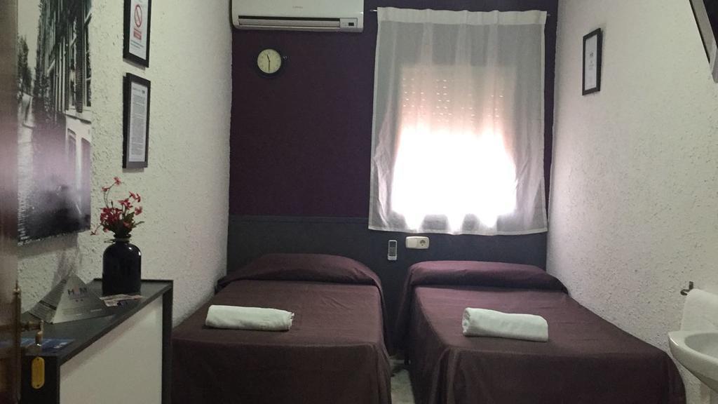 Hostal Restaurante Avenida De Madrid Terrassa Eksteriør bilde