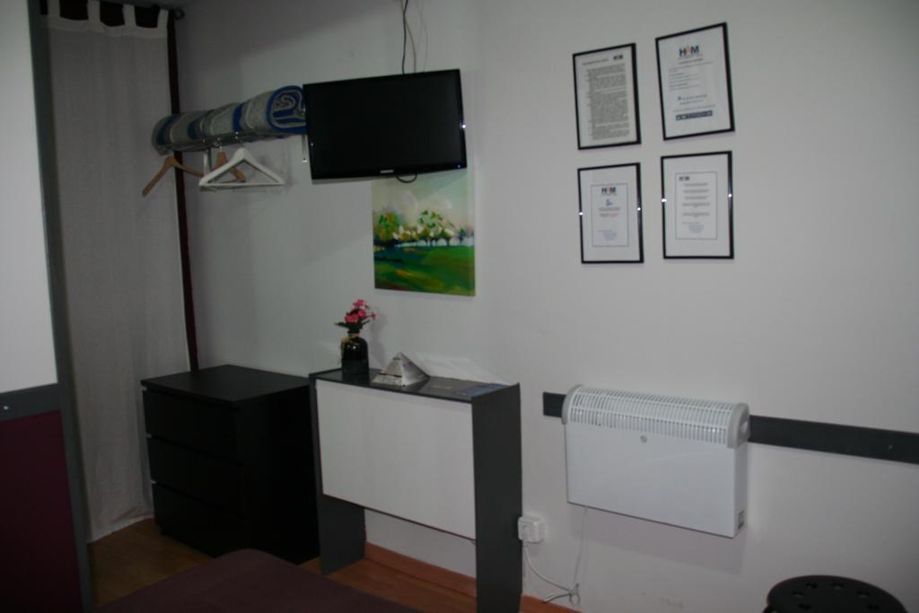 Hostal Restaurante Avenida De Madrid Terrassa Eksteriør bilde
