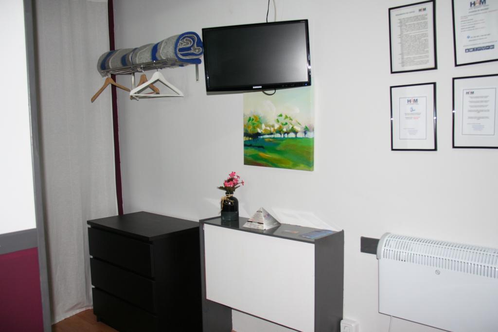 Hostal Restaurante Avenida De Madrid Terrassa Eksteriør bilde