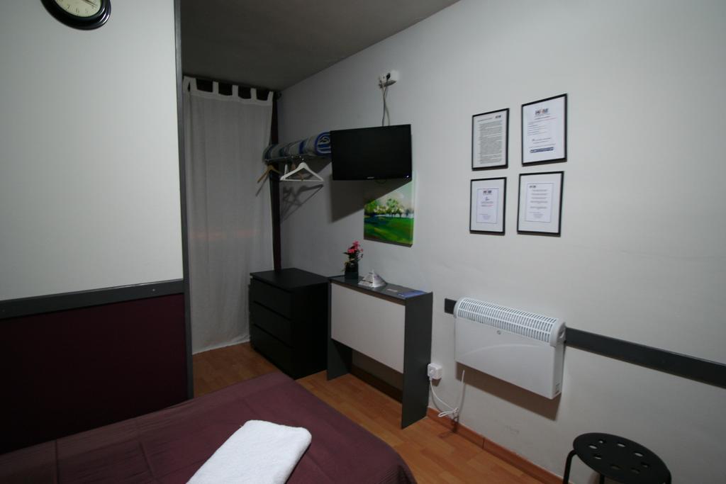 Hostal Restaurante Avenida De Madrid Terrassa Eksteriør bilde