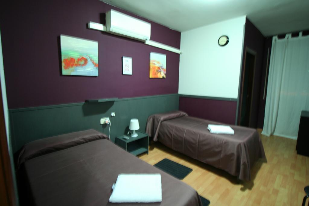 Hostal Restaurante Avenida De Madrid Terrassa Eksteriør bilde