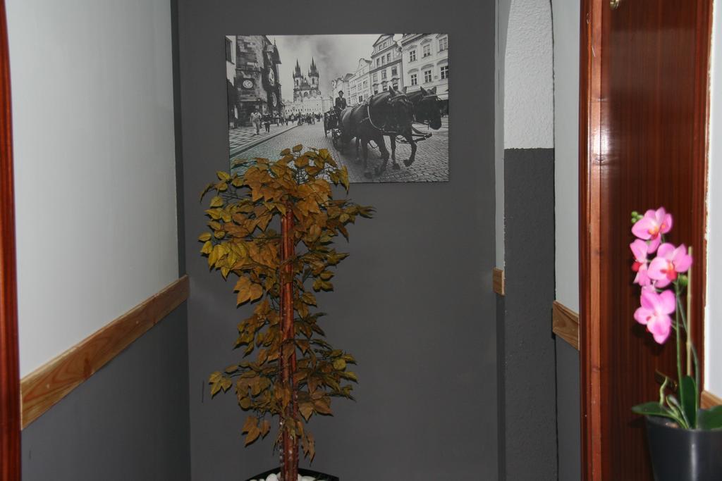 Hostal Restaurante Avenida De Madrid Terrassa Eksteriør bilde
