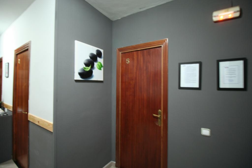 Hostal Restaurante Avenida De Madrid Terrassa Eksteriør bilde