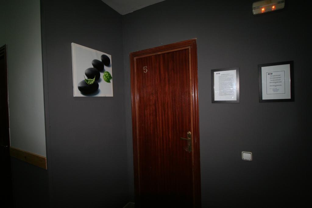 Hostal Restaurante Avenida De Madrid Terrassa Eksteriør bilde