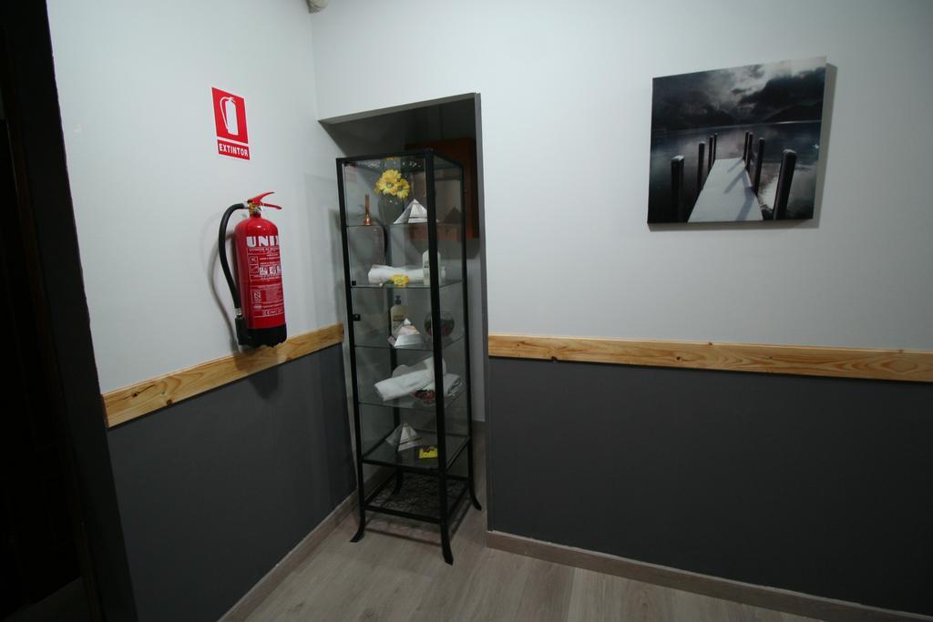 Hostal Restaurante Avenida De Madrid Terrassa Eksteriør bilde
