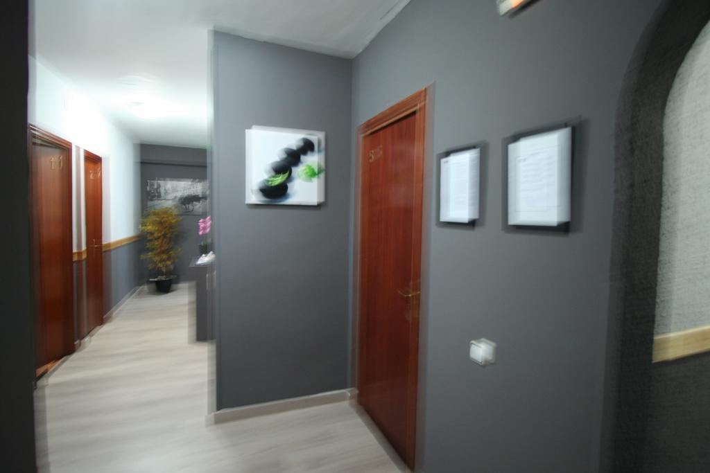 Hostal Restaurante Avenida De Madrid Terrassa Eksteriør bilde