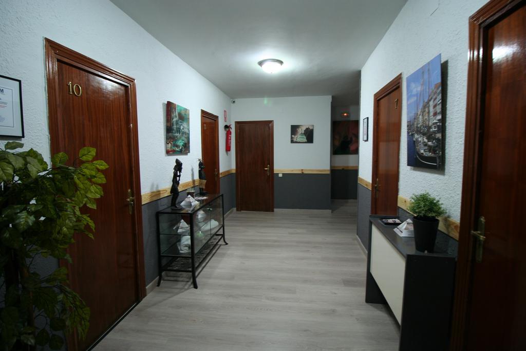 Hostal Restaurante Avenida De Madrid Terrassa Eksteriør bilde