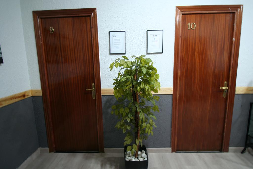 Hostal Restaurante Avenida De Madrid Terrassa Eksteriør bilde