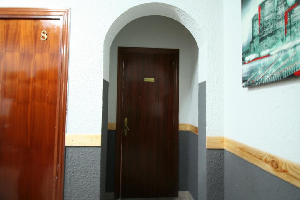 Hostal Restaurante Avenida De Madrid Terrassa Eksteriør bilde