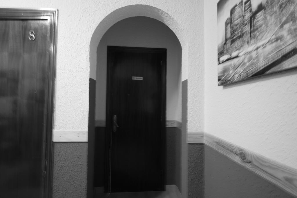 Hostal Restaurante Avenida De Madrid Terrassa Eksteriør bilde