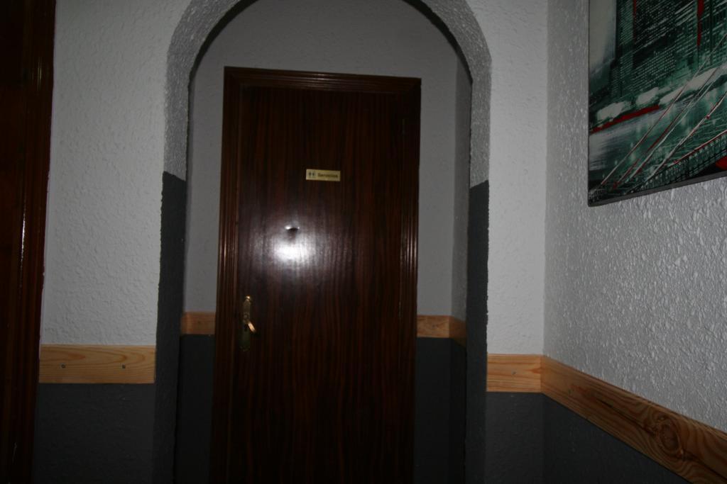 Hostal Restaurante Avenida De Madrid Terrassa Eksteriør bilde