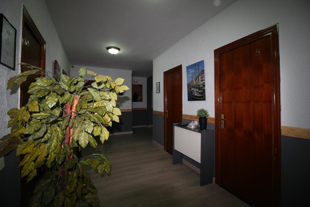 Hostal Restaurante Avenida De Madrid Terrassa Eksteriør bilde