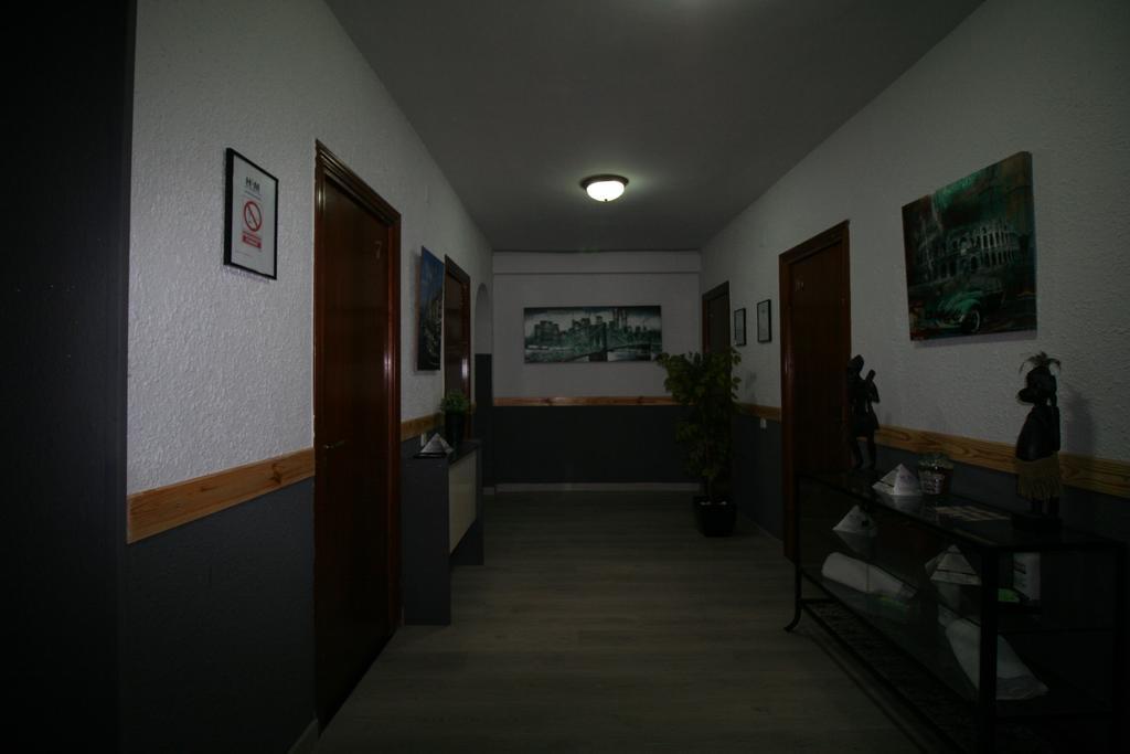 Hostal Restaurante Avenida De Madrid Terrassa Eksteriør bilde