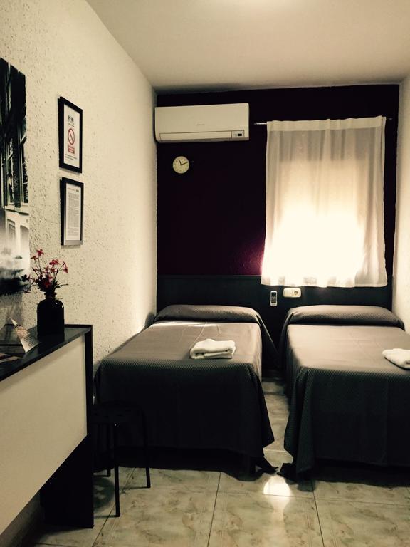 Hostal Restaurante Avenida De Madrid Terrassa Eksteriør bilde