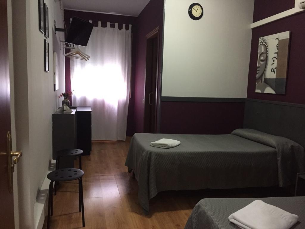 Hostal Restaurante Avenida De Madrid Terrassa Eksteriør bilde