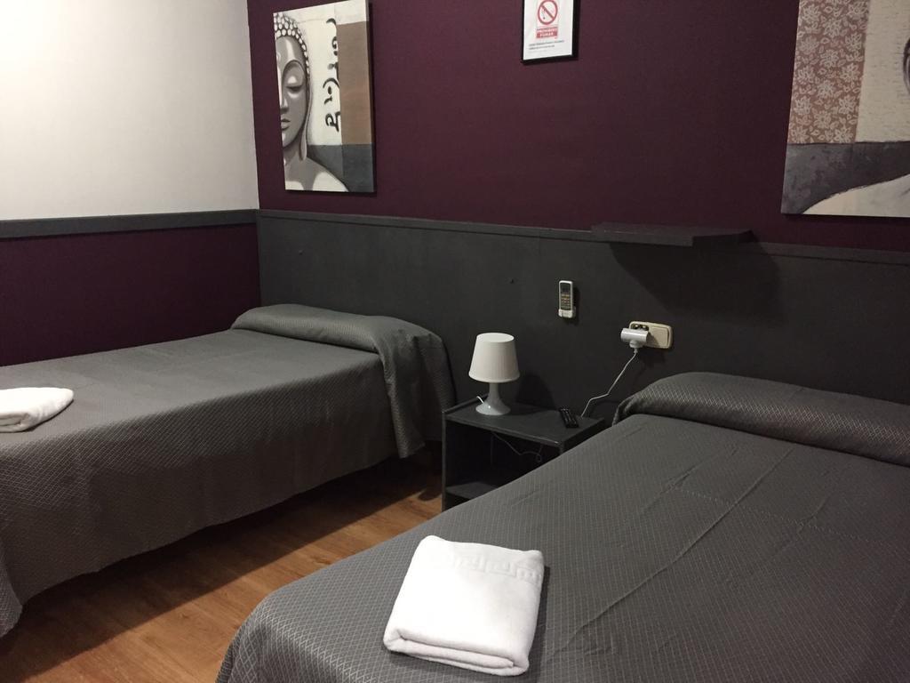 Hostal Restaurante Avenida De Madrid Terrassa Eksteriør bilde