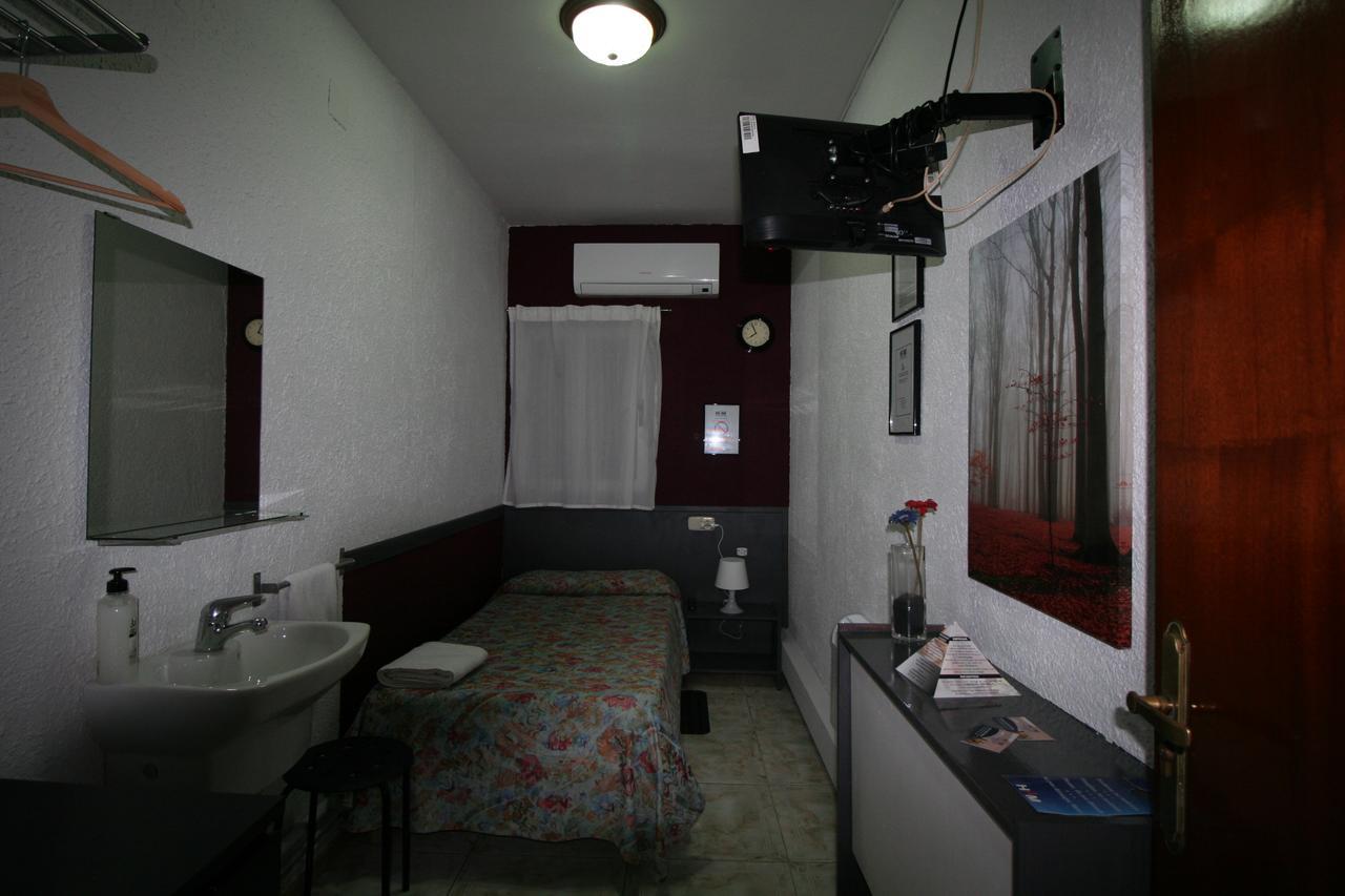 Hostal Restaurante Avenida De Madrid Terrassa Eksteriør bilde
