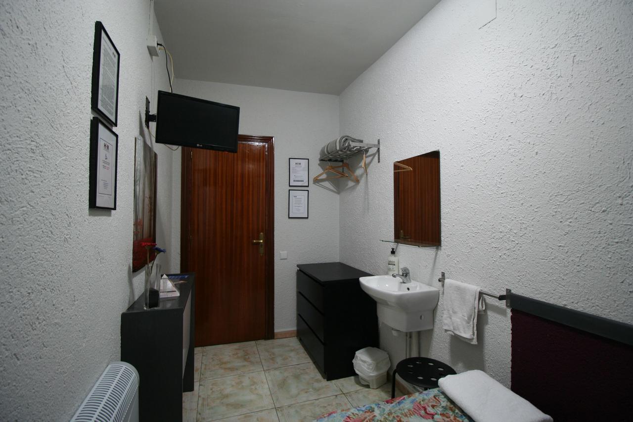 Hostal Restaurante Avenida De Madrid Terrassa Eksteriør bilde