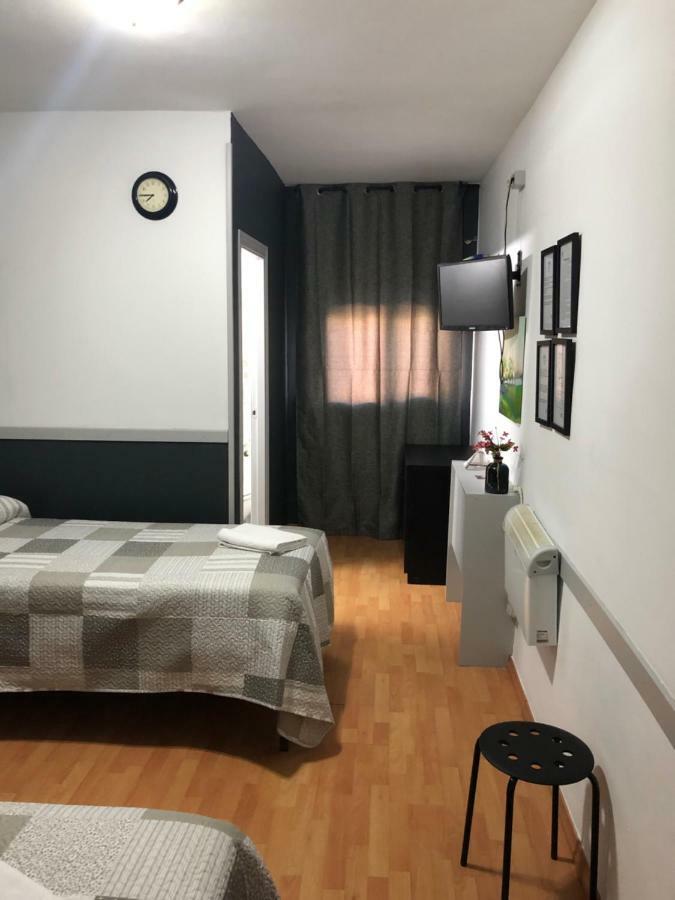Hostal Restaurante Avenida De Madrid Terrassa Eksteriør bilde