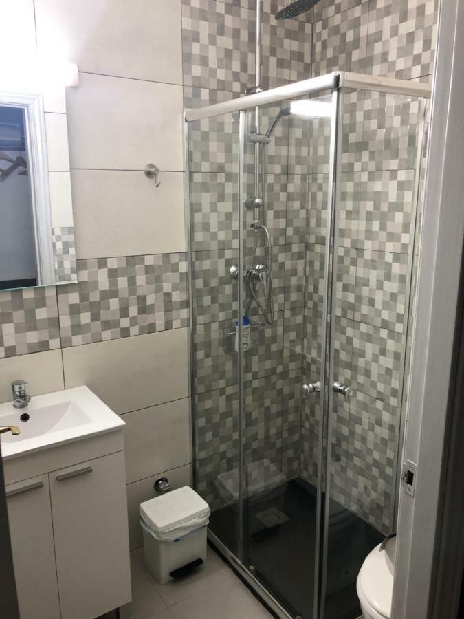 Hostal Restaurante Avenida De Madrid Terrassa Eksteriør bilde