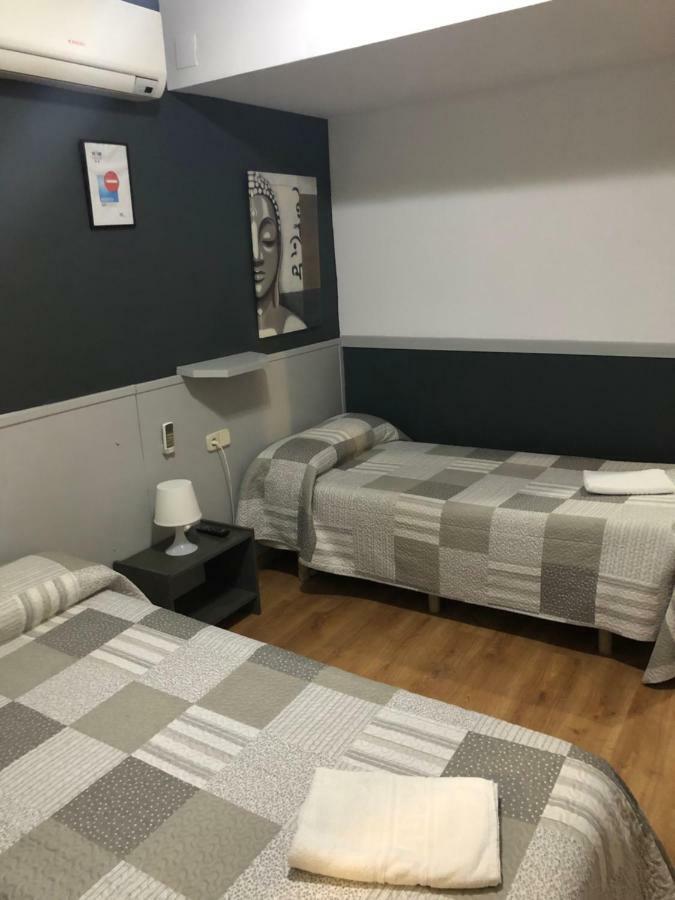 Hostal Restaurante Avenida De Madrid Terrassa Eksteriør bilde