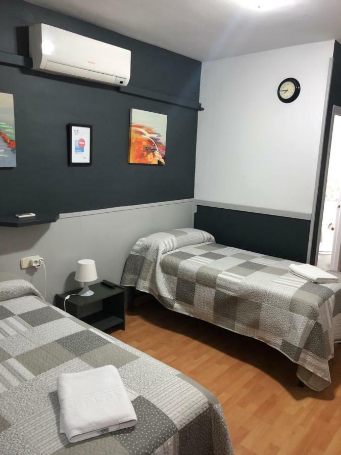 Hostal Restaurante Avenida De Madrid Terrassa Eksteriør bilde
